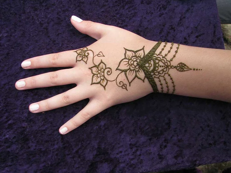 arabic mehndi design — arabic, rose, floral, bold #085 · MyMehndiDesigns.com
