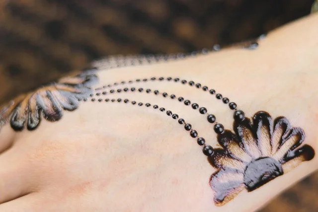finger mehndi design — artist, minimal, ring #052 · MyMehndiDesigns.com