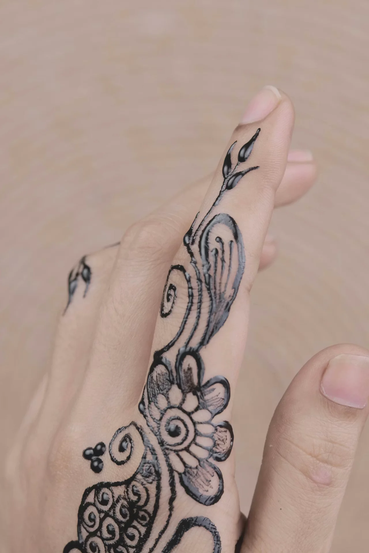 finger mehndi design #004 · MyMehndiDesigns.com