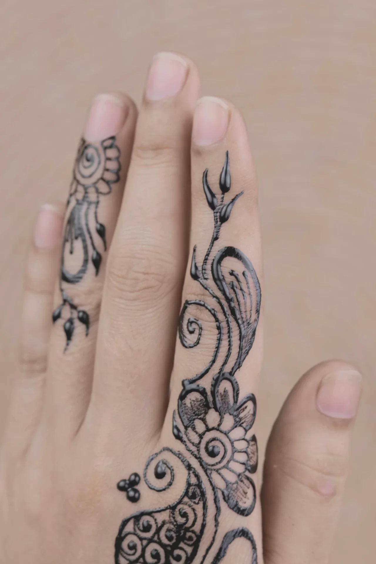 finger mehndi design #005 · MyMehndiDesigns.com