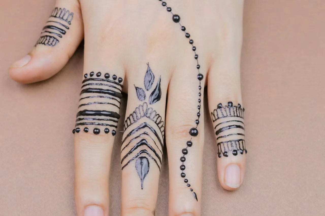 finger mehndi design #008 · MyMehndiDesigns.com