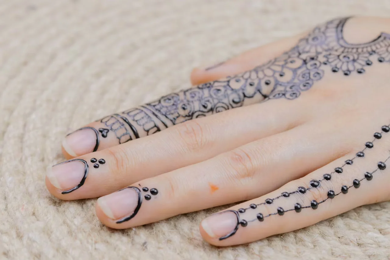 finger mehndi design #010 · MyMehndiDesigns.com