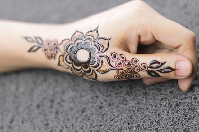 finger mehndi design #012 · MyMehndiDesigns.com