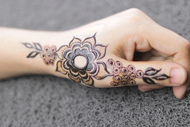 finger mehndi design #013 · MyMehndiDesigns.com