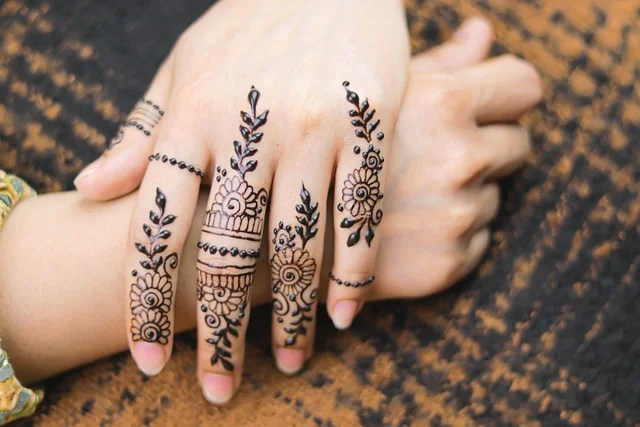 finger mehndi design #015 · MyMehndiDesigns.com