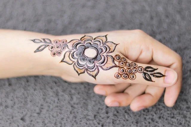 finger mehndi design #016 · MyMehndiDesigns.com