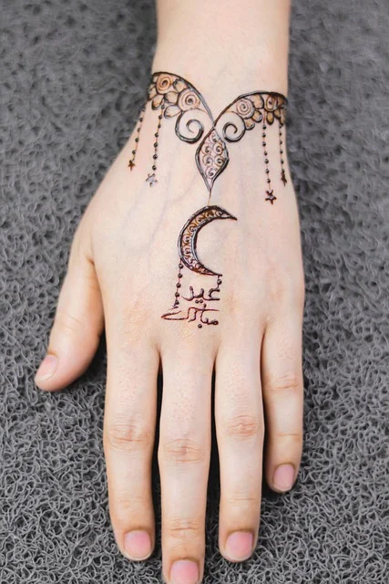 finger mehndi design #017 · MyMehndiDesigns.com