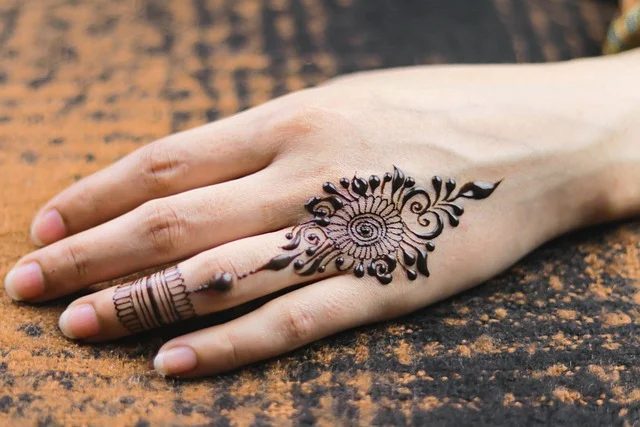 finger mehndi design #019 · MyMehndiDesigns.com