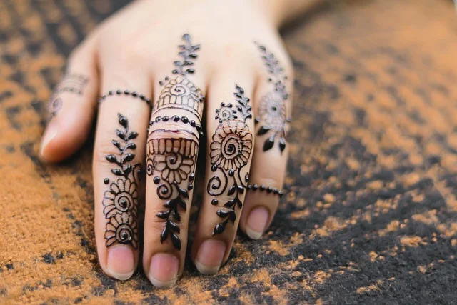 finger mehndi design #020 · MyMehndiDesigns.com