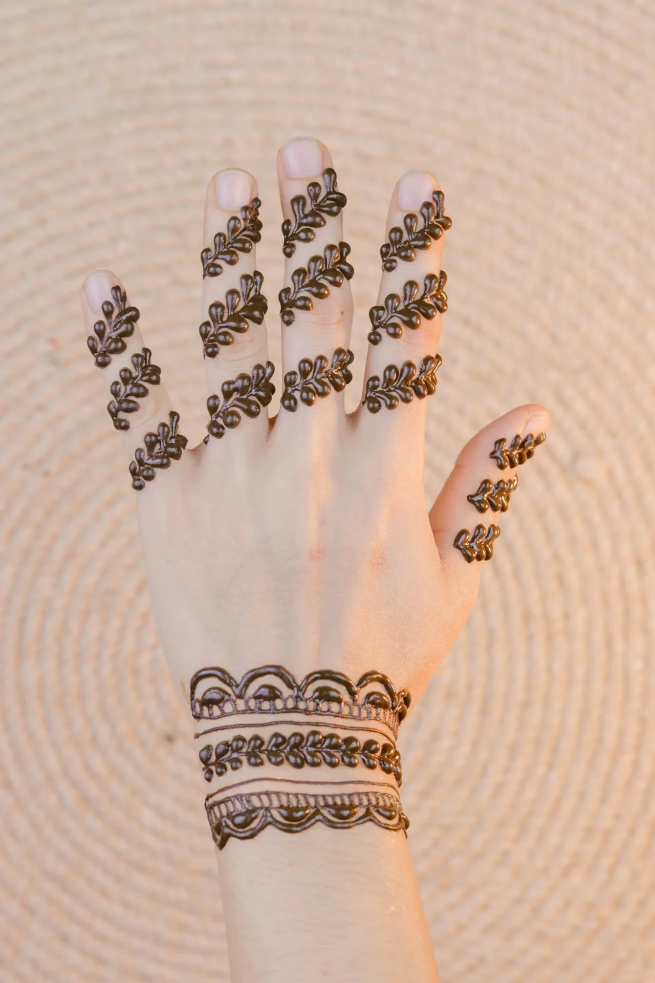 finger mehndi design #024 · MyMehndiDesigns.com