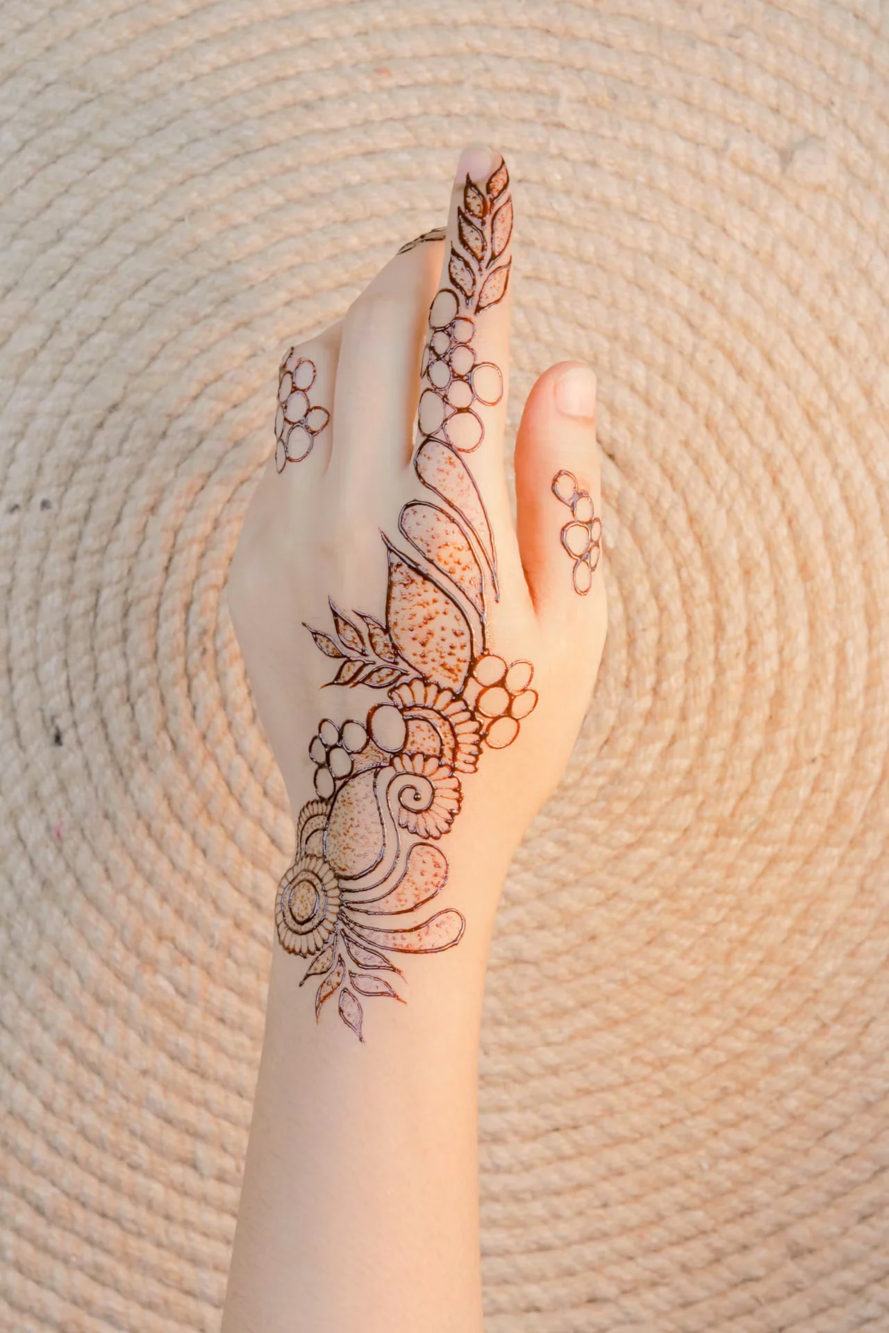 finger mehndi design #025 · MyMehndiDesigns.com