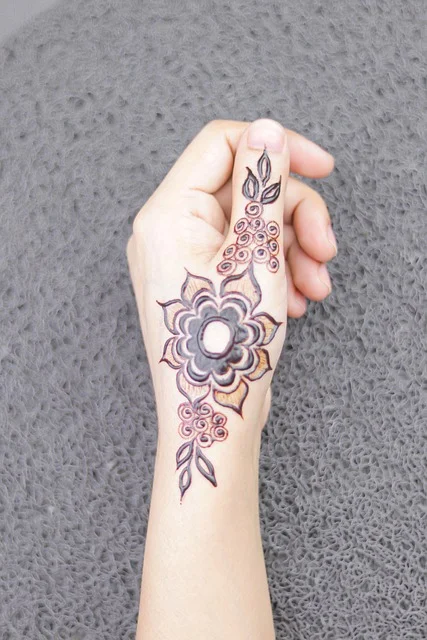 finger mehndi design #026 · MyMehndiDesigns.com