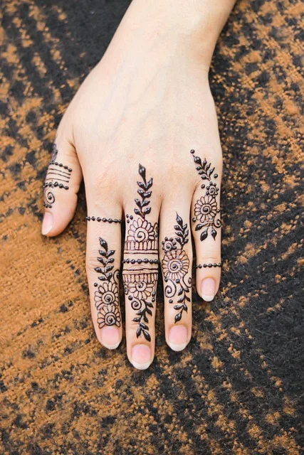 finger mehndi design #028 · MyMehndiDesigns.com