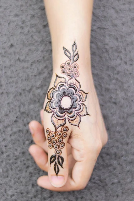 finger mehndi design #031 · MyMehndiDesigns.com