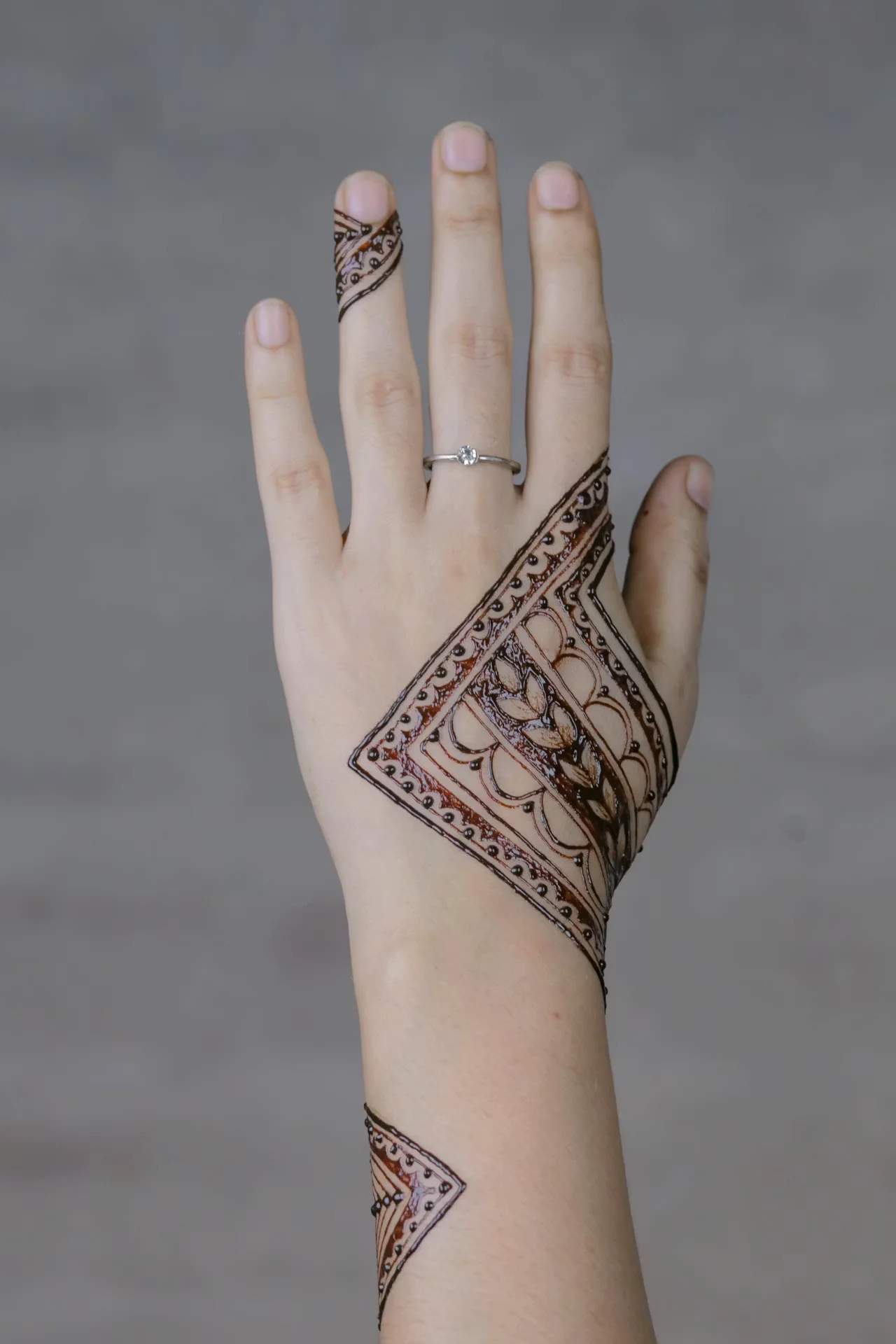 finger mehndi design #033 · MyMehndiDesigns.com