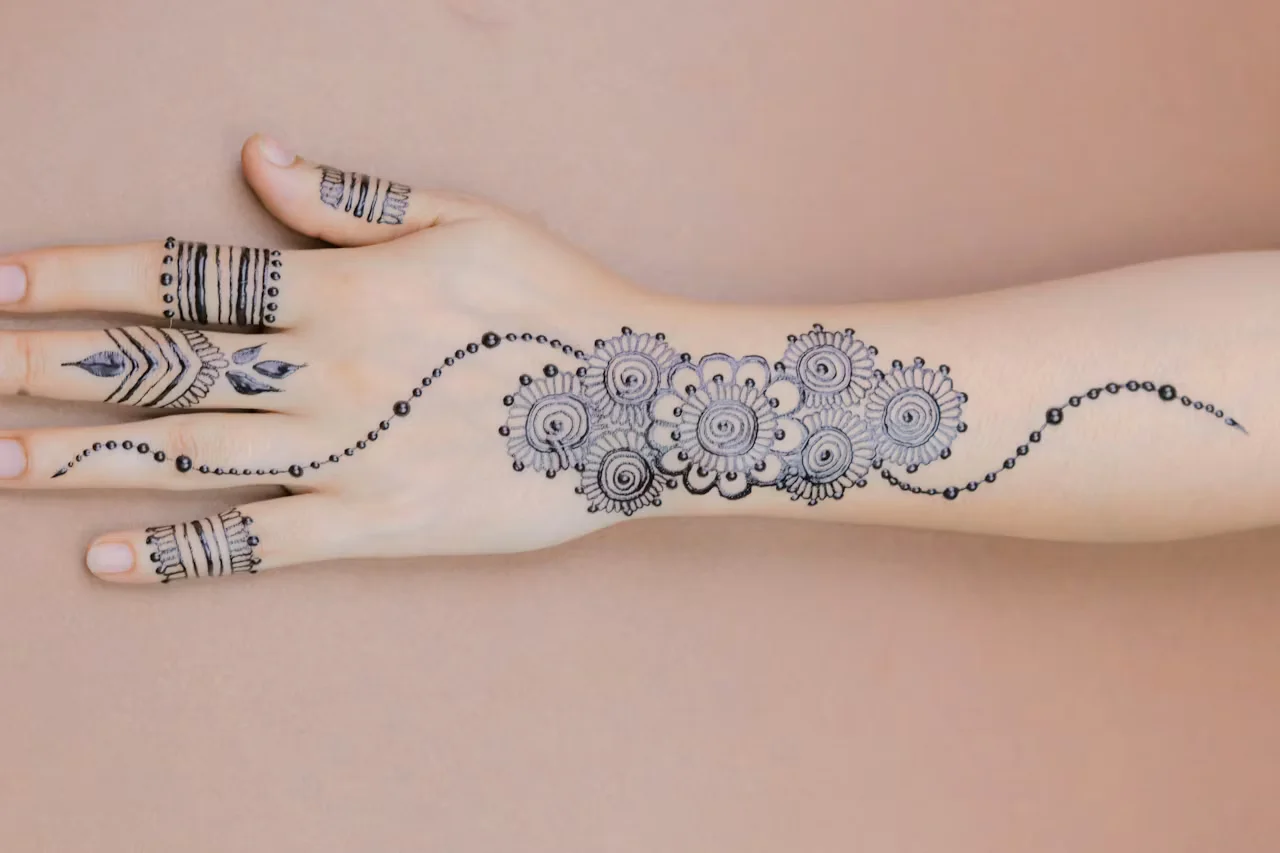 finger mehndi design #034 · MyMehndiDesigns.com