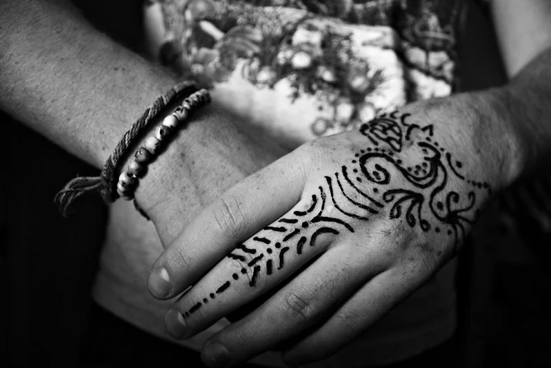 finger mehndi design — minimal, ring, tips #060 · MyMehndiDesigns.com