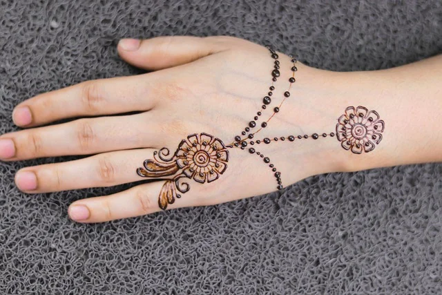 floral mehndi design — floral #016 · MyMehndiDesigns.com