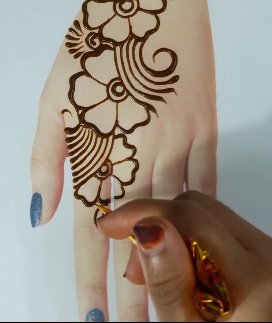 simple mehndi design — beginner, minimal · MyMehndiDesigns.com
