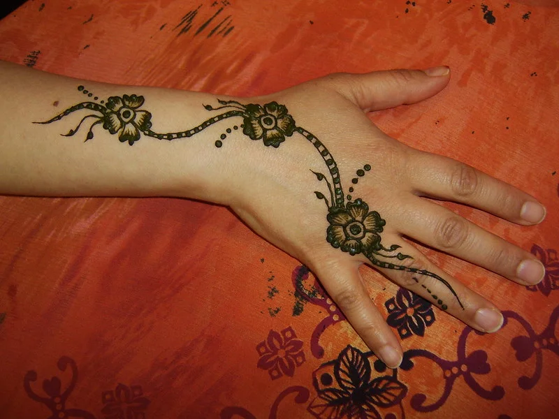 simple mehndi design — beginner, minimal #036 · MyMehndiDesigns.com