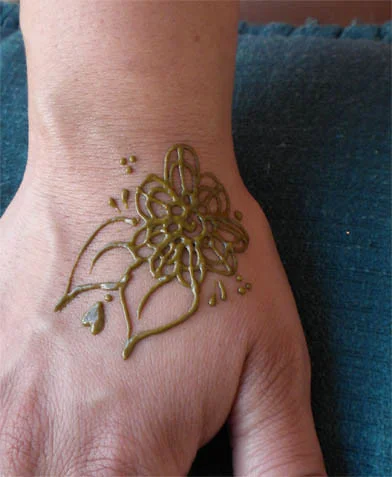 simple mehndi design — beginner, minimal #037 · MyMehndiDesigns.com