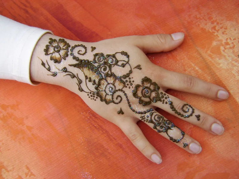simple mehndi design — beginner, minimal #038 · MyMehndiDesigns.com