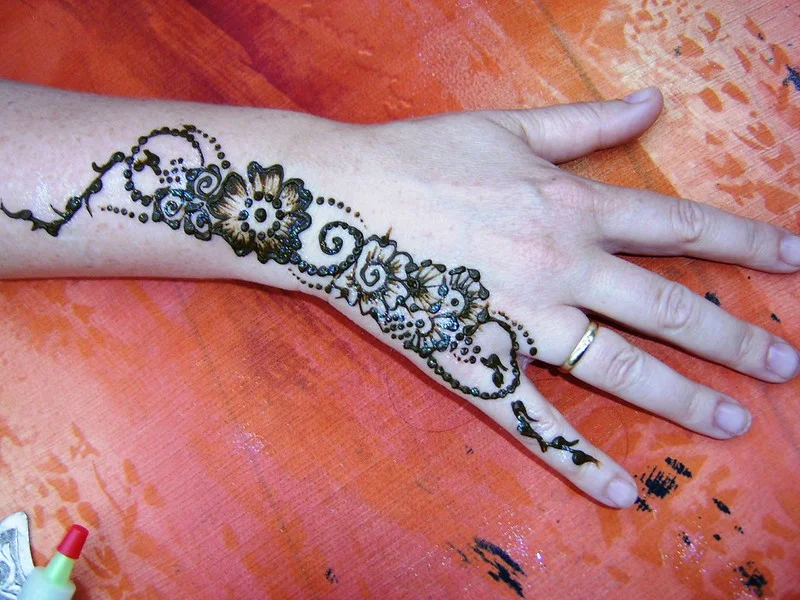 simple mehndi design — beginner, minimal #040 · MyMehndiDesigns.com