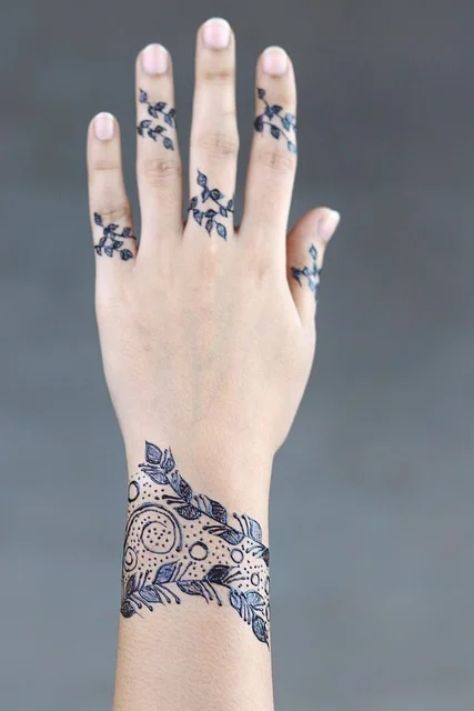 simple mehndi design #012 · MyMehndiDesigns.com