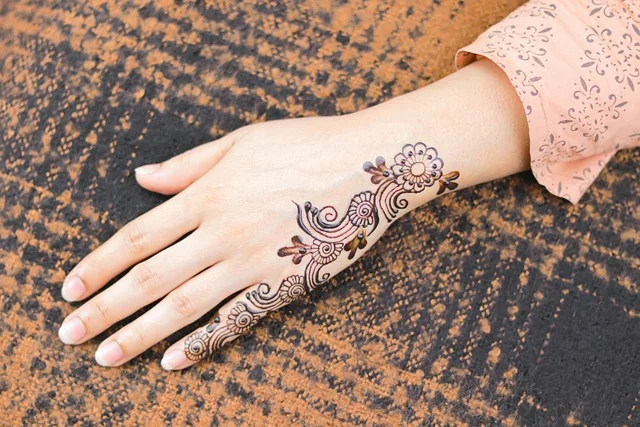 simple mehndi design #015 · MyMehndiDesigns.com