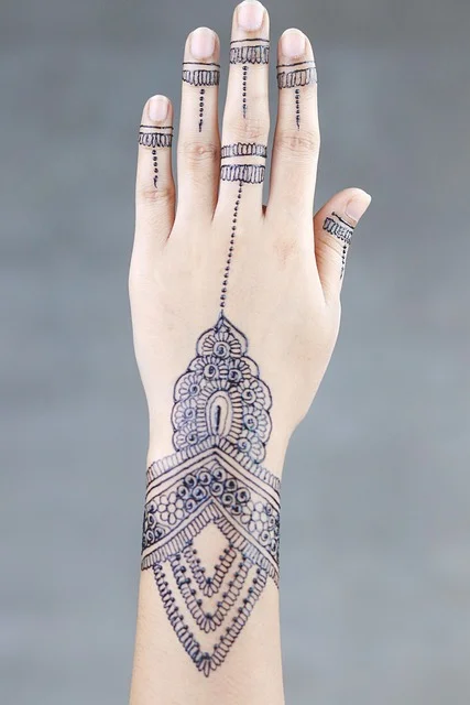 simple mehndi design #017 · MyMehndiDesigns.com