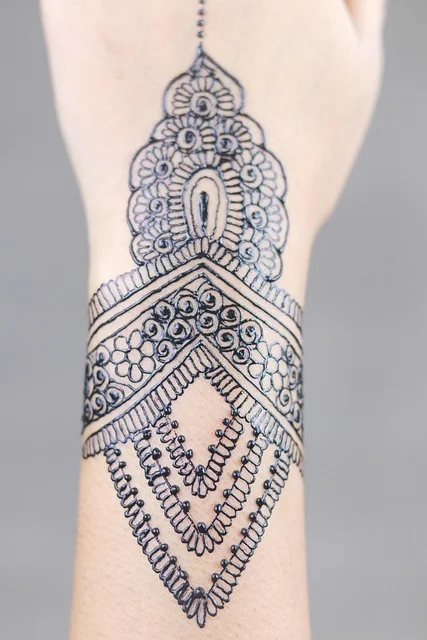 simple mehndi design #021 · MyMehndiDesigns.com
