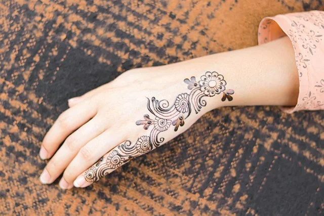 simple mehndi design #023 · MyMehndiDesigns.com